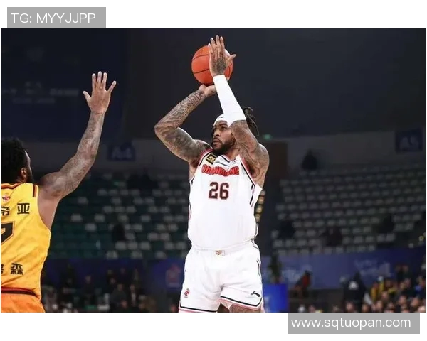 广东宏远队惨败浙江广厦队，球迷聚集球场外抗议要求换帅